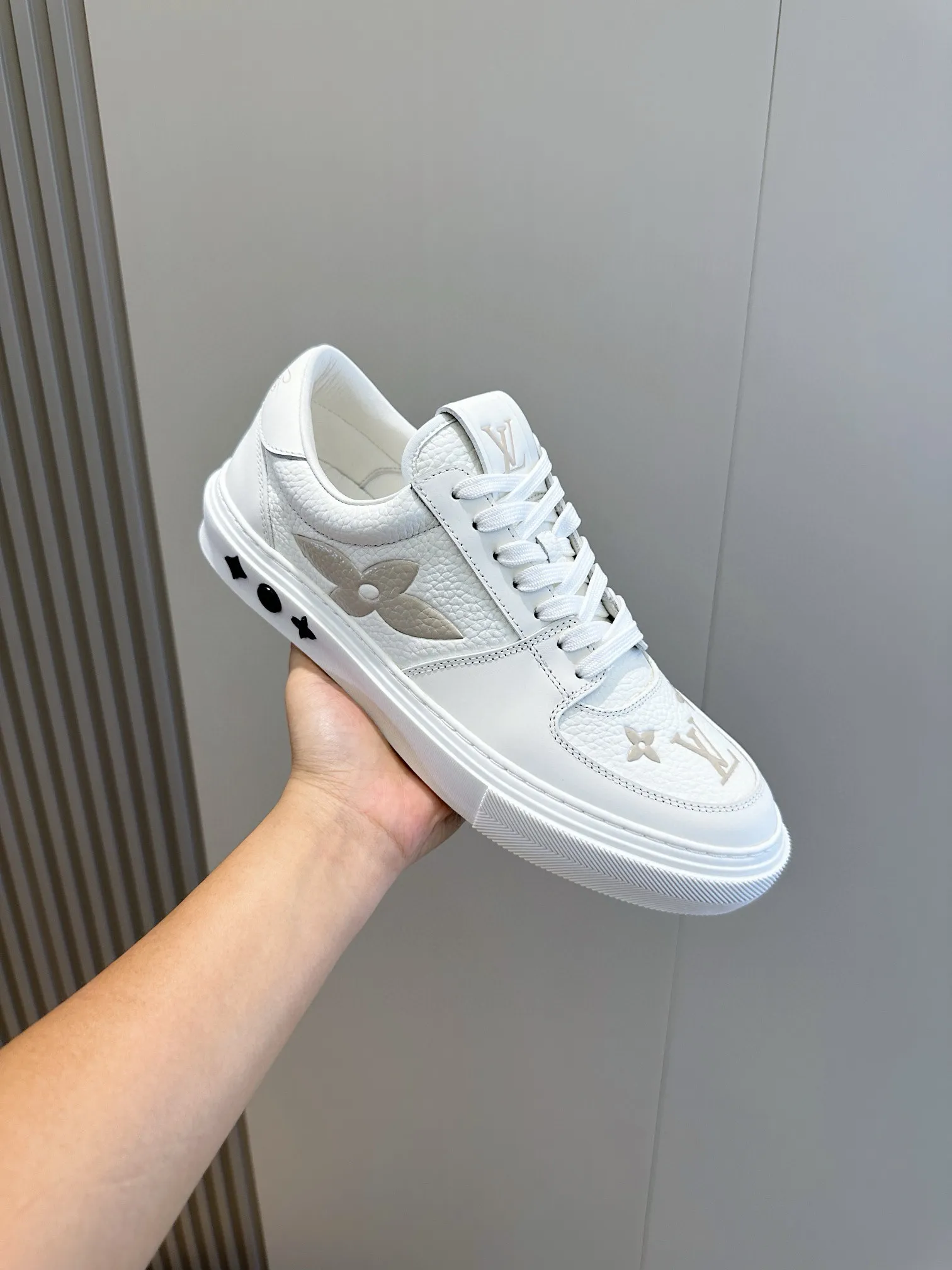 Factory price: 438💰LV full cowhide color-printed men's sneakers. This Ollie lace-up sneaker is made of floral embossed fabric, continuing the inspiration of the season's ready-to-wear collection. The laces are used to set off the gorgeous design, monogram flowers are embellished with transparent rubber outsole, and the brand logo is written on the back. Cowhide upper, cowhide lining, TPU outsole Size: 39-44 (customized at 38.45)